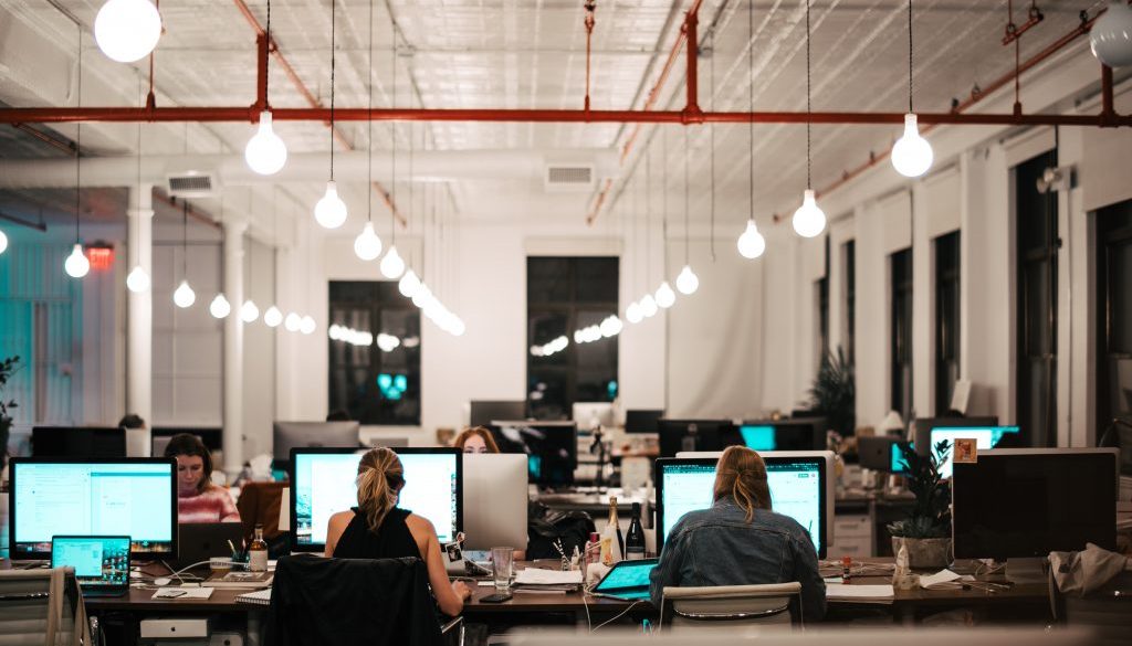 Mulheres trabalham em espaço coworking