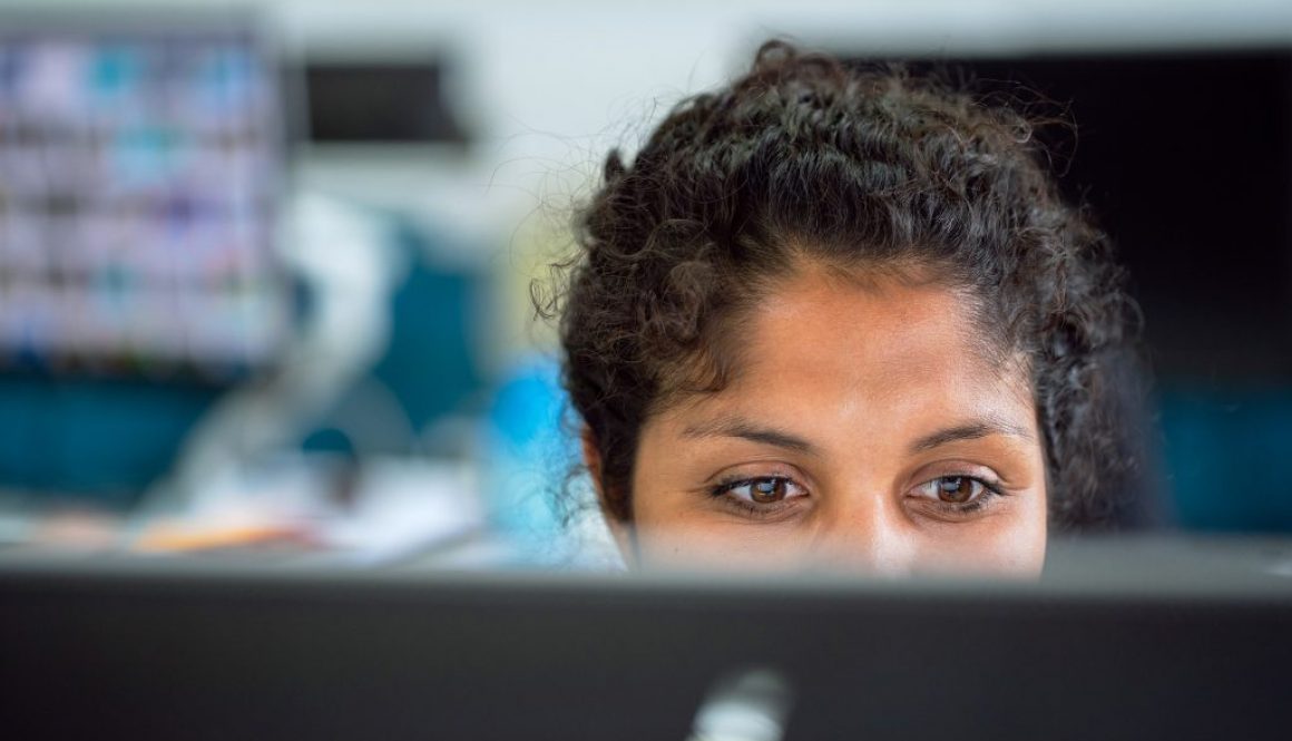 Mulher trabalhando em espaço coworking