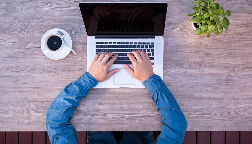 Homem trabalha tranquilamente utilizando notebook