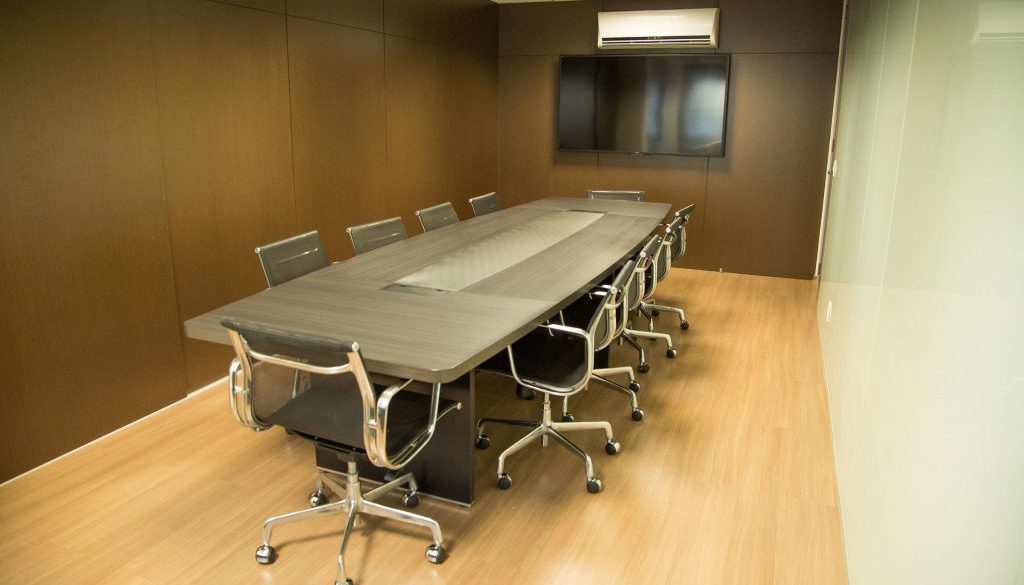 Equipe junta em sala de reunião sob demanda