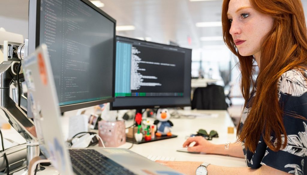 Mulher jovem atuando em espaço coworking