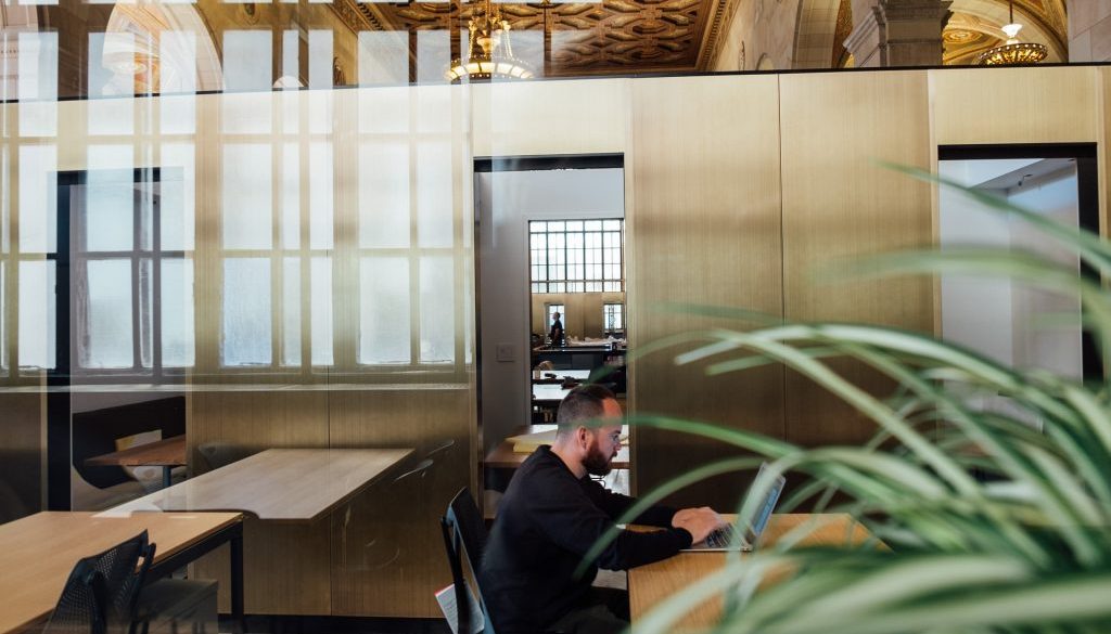 Homem trabalhando em escritório coworking