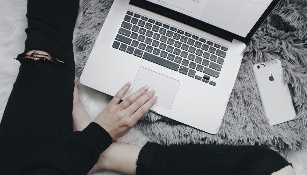 Mulher trabalha relaxadamente em espaço coworking