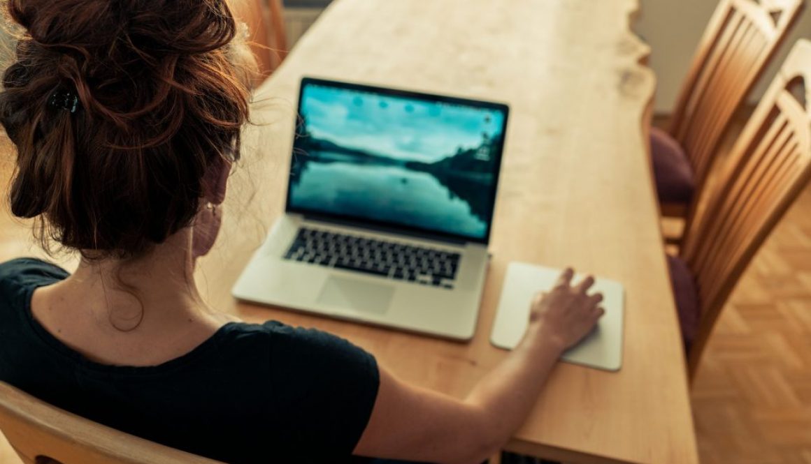 mulher trabalha em espaço coworking