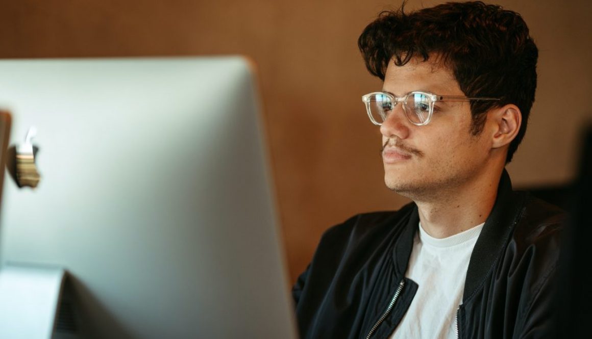 Homem trabalhando em espaço coworking