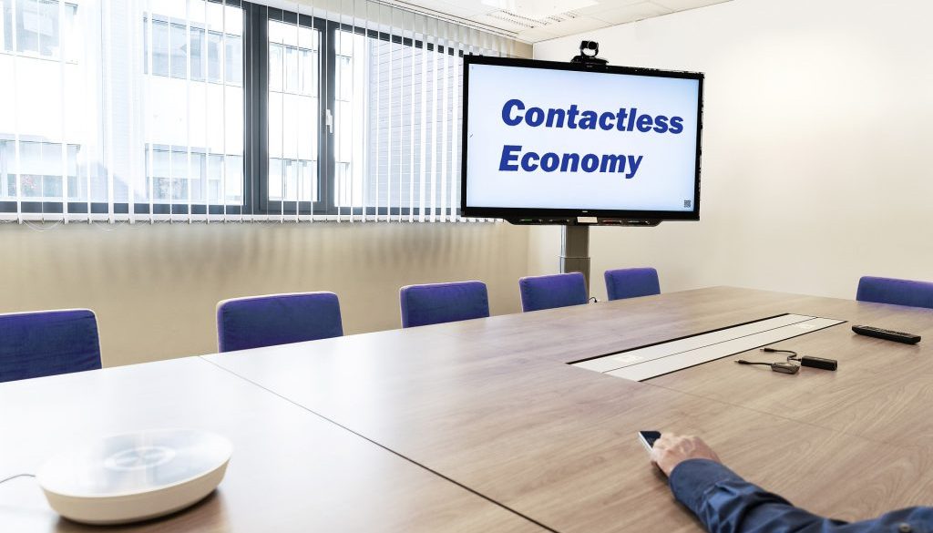 Mesa de sala de reunião em espaço coworking