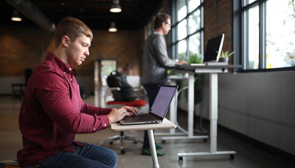 Homens trabalham em espaço coworking