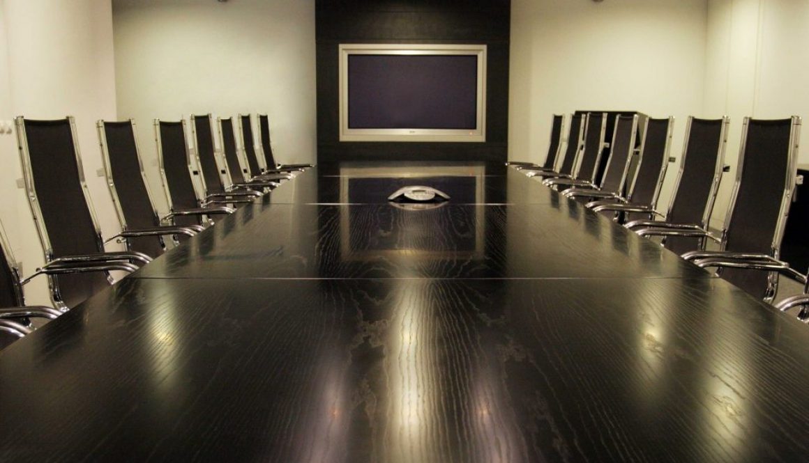 Sala de reunião com muitos lugares em espaço coworking