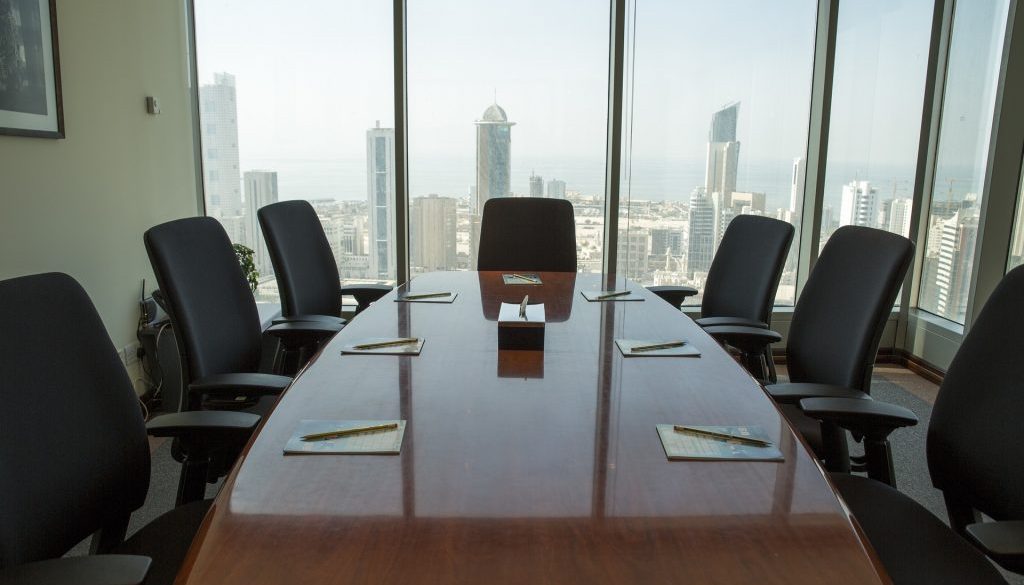 Sala de reunião com vista para a metrópole em espaço coworking