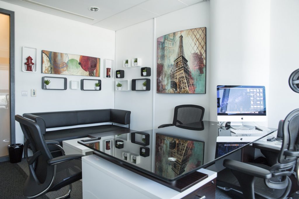 Sala de reunião em espaço coworking