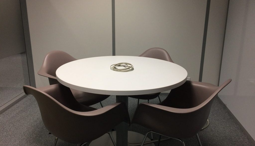 Sala de reunião modesta em espaço coworking